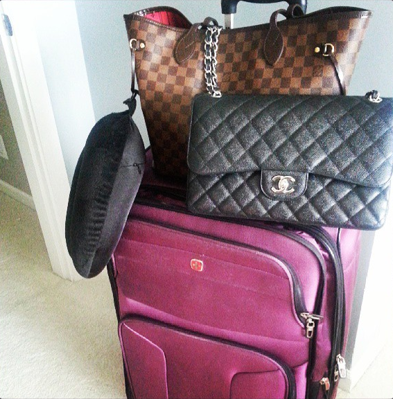 WHAT'S IN MY CARRY-ON BAG (LOUIS VUITTON NEVERFULL GM MONOGRAM)?! 