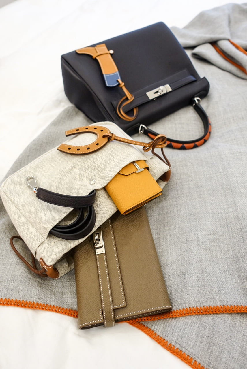 Trying to connect with nature? 🪷 Our new Kelly Pochette collection in  lively greens and neutral brown will fit the outdoors! 🌿🌼 And if…