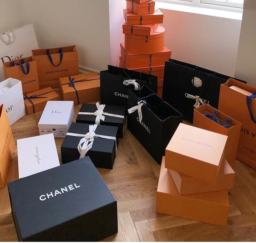 Does anyone have some ideas of what I can do with luxury shopping bags and  boxes ? I would like to find an aesthetic and cosy idea… : r/decoration