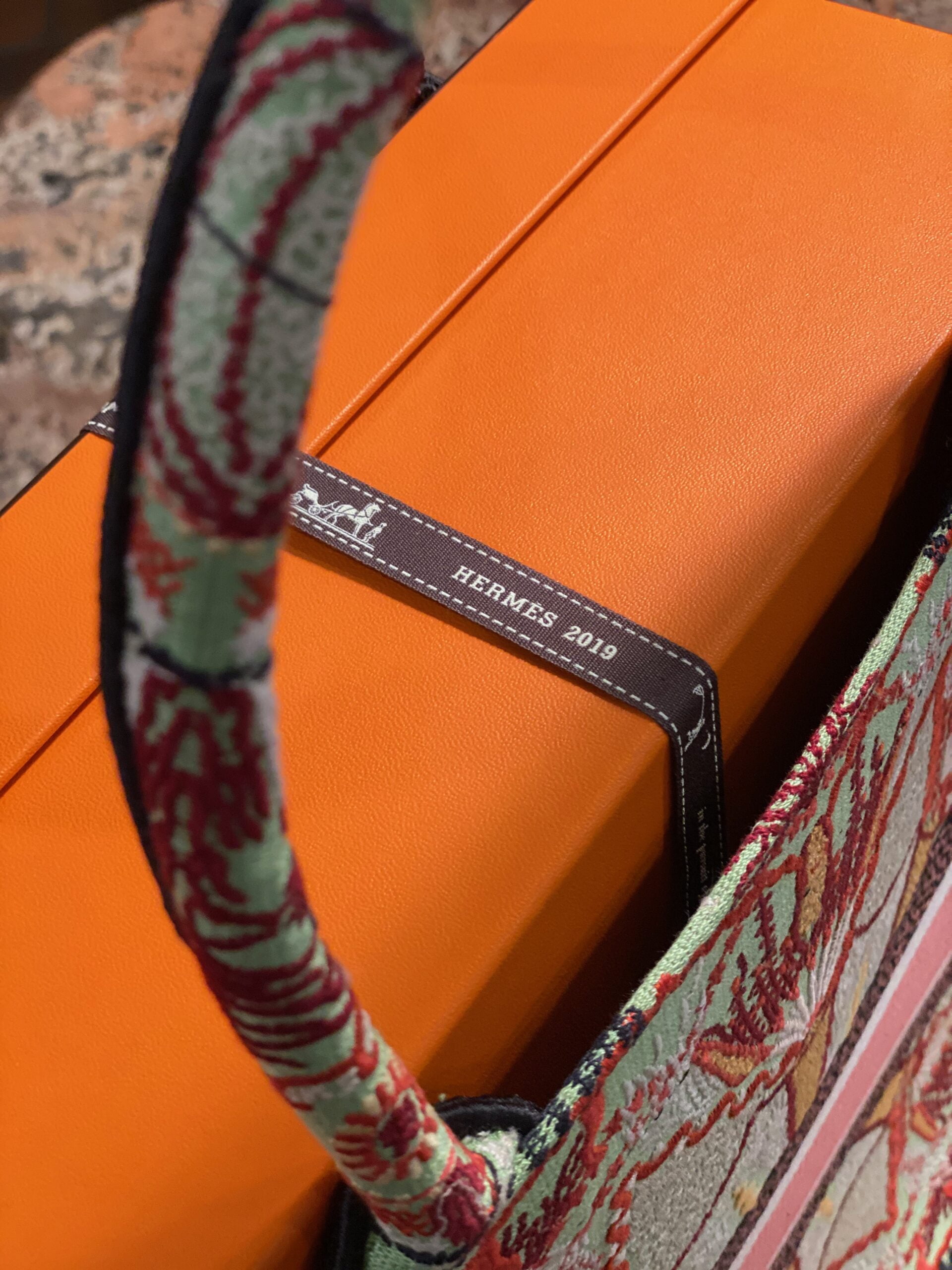 Unbox this Hermès Mini Kelly Ostrich with us 🪶 Can anybody guess this