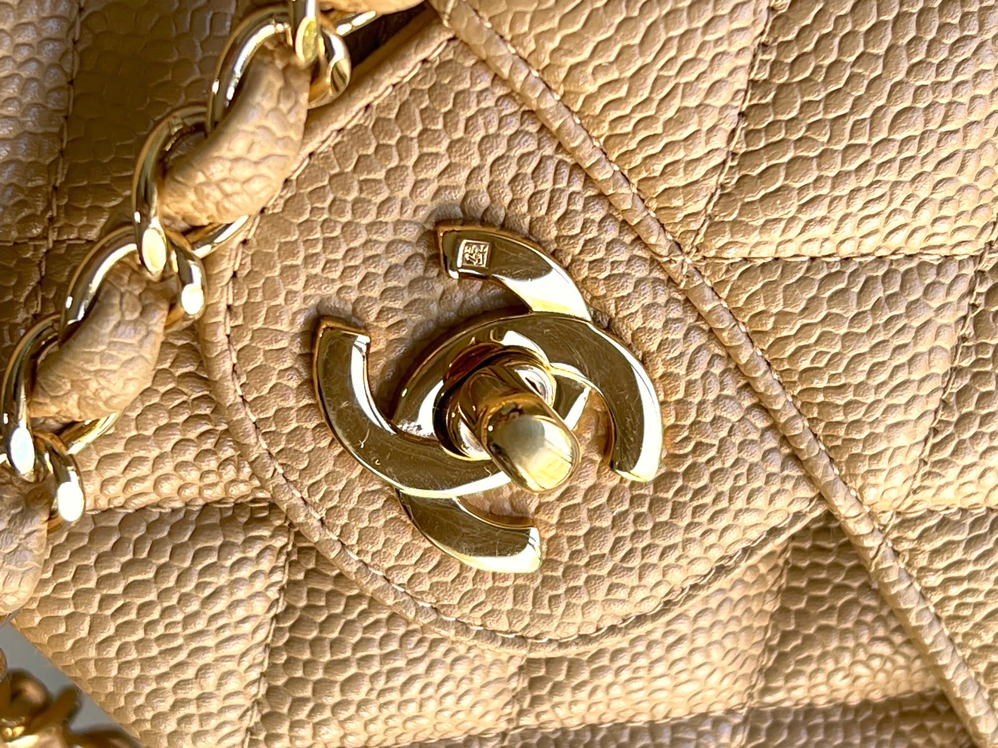 Uber Finds Vintage Fashion Store - Did you know that your vintage Chanel is  made with real gold? 🤔 . Prior to 2009, Chanel bags were made with real  24k gold hardware.