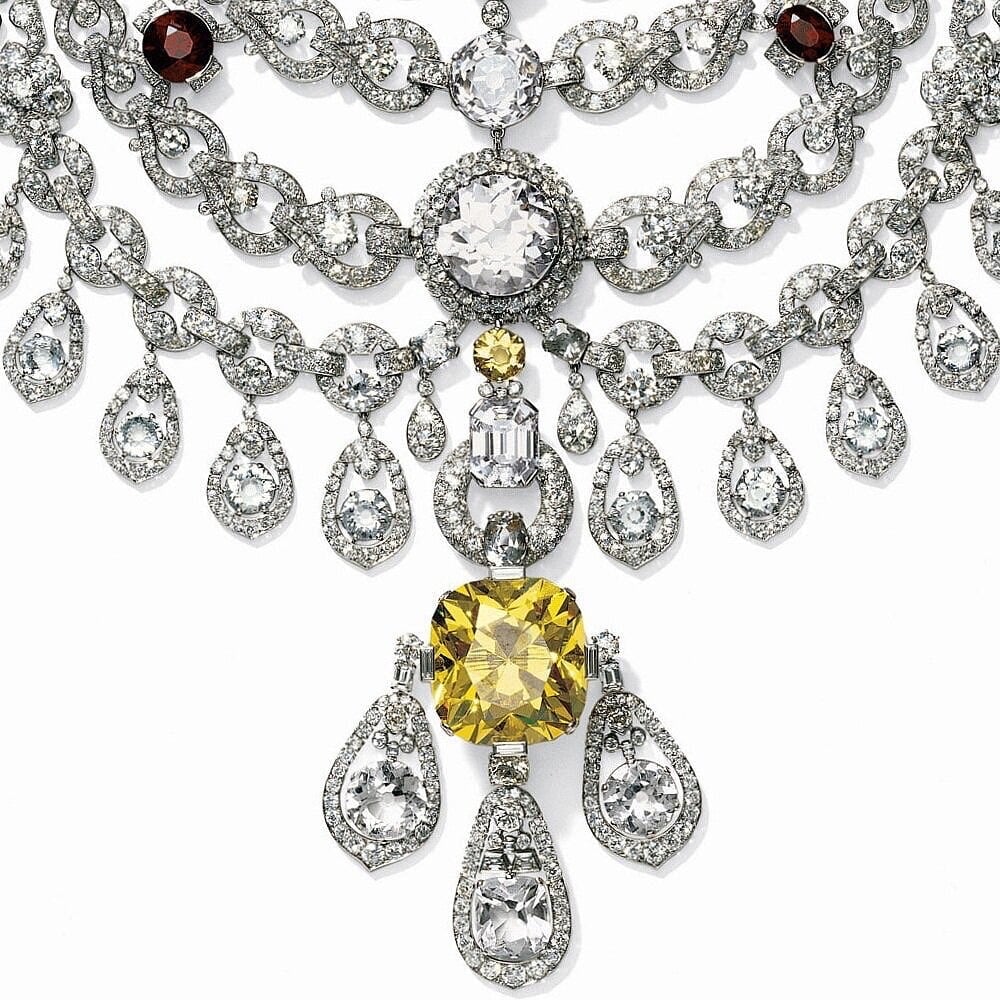 Furore over Emma Chamberlain's Met Gala diamond necklace puts India's  'stolen jewels' in spotlight