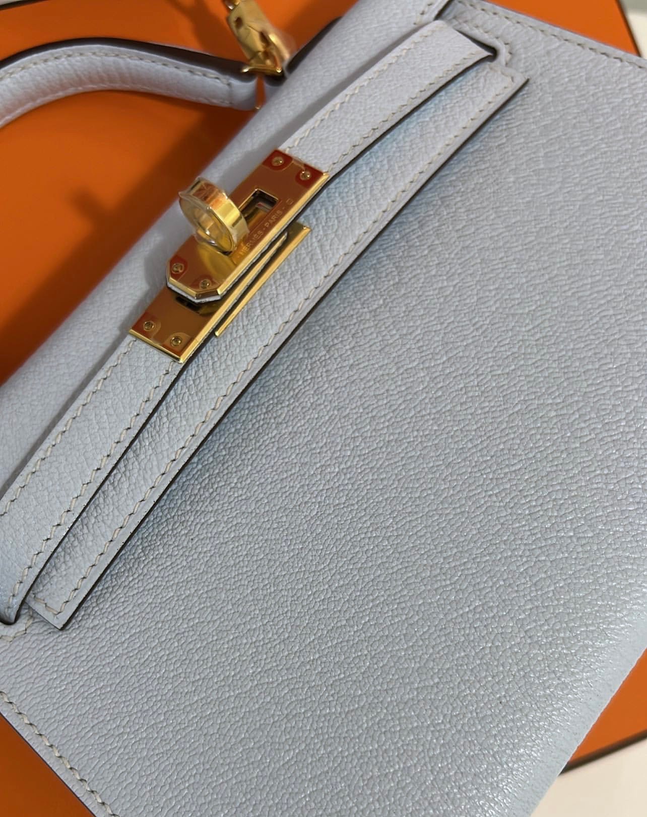 Happy Monday everyone! How cute is this Hermès Mini Kelly in