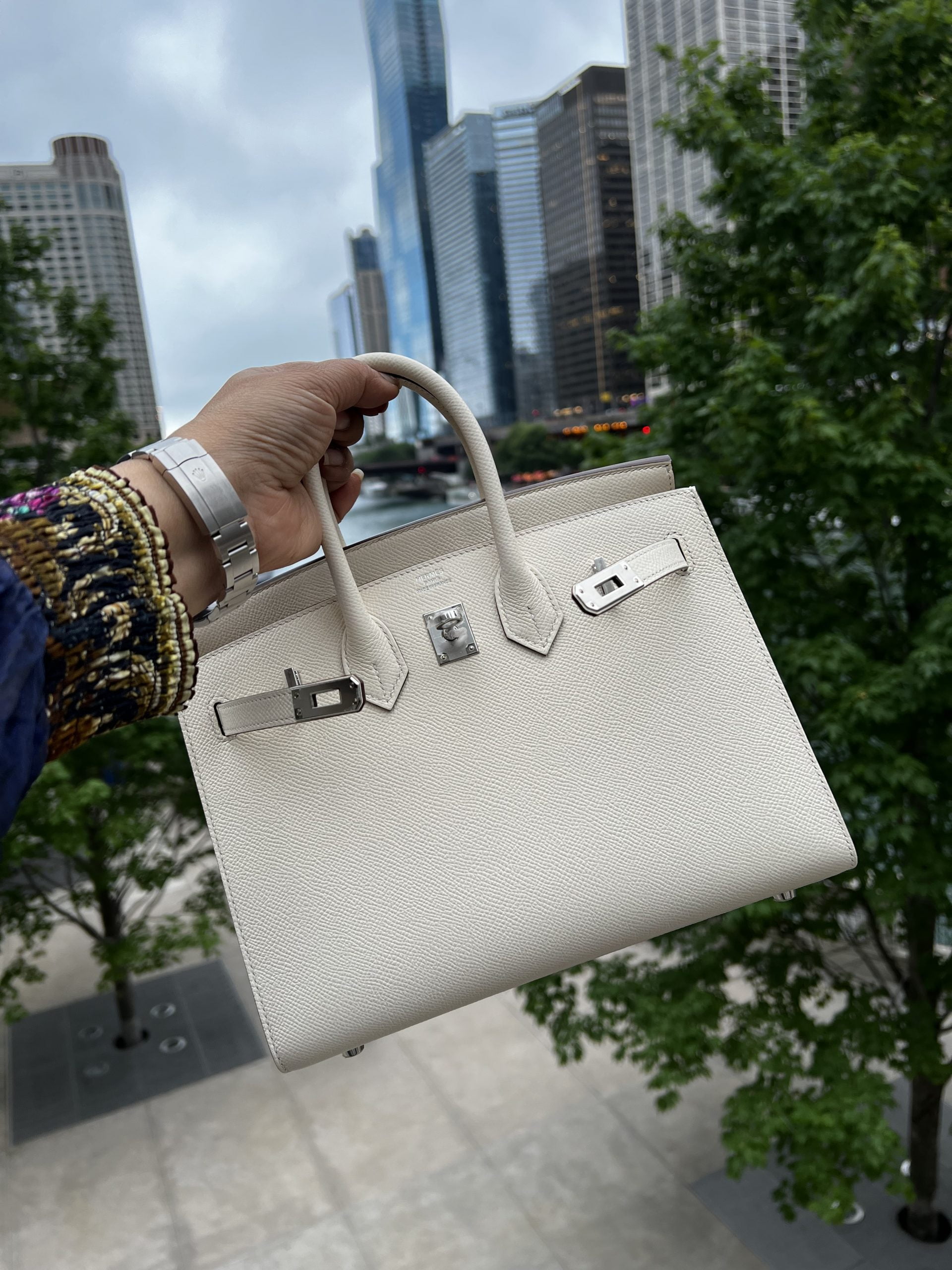 The stunning blue hue of her Birkin against the summer white