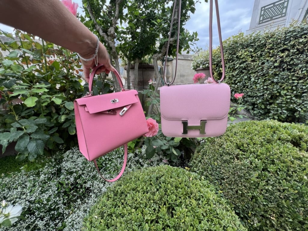 Fab Arn Luxury Shopping - 🌹SOLD🌹 This was me at the Opera in Paris with  one of my favorite crossbody purses to travel with ✈🧳🚗👜. Authentic Louis  Vuitton Ravello GM Damier Ebene