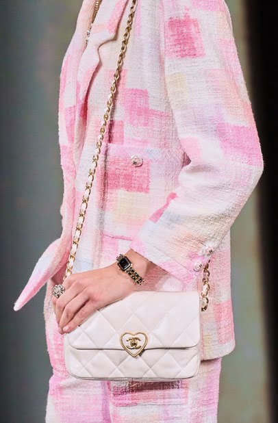 CHANEL '22 RUNWAY Large Lambskin Pink Heart Bag Handbag NEW With