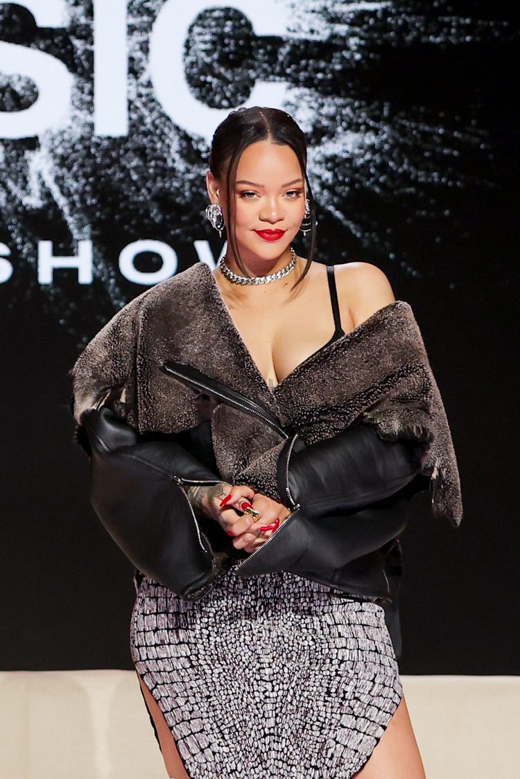 Rihanna - bag : LOUIS VUITTON ALMA BB BAG  Rihanna outfits, Rihanna style,  Rihanna looks