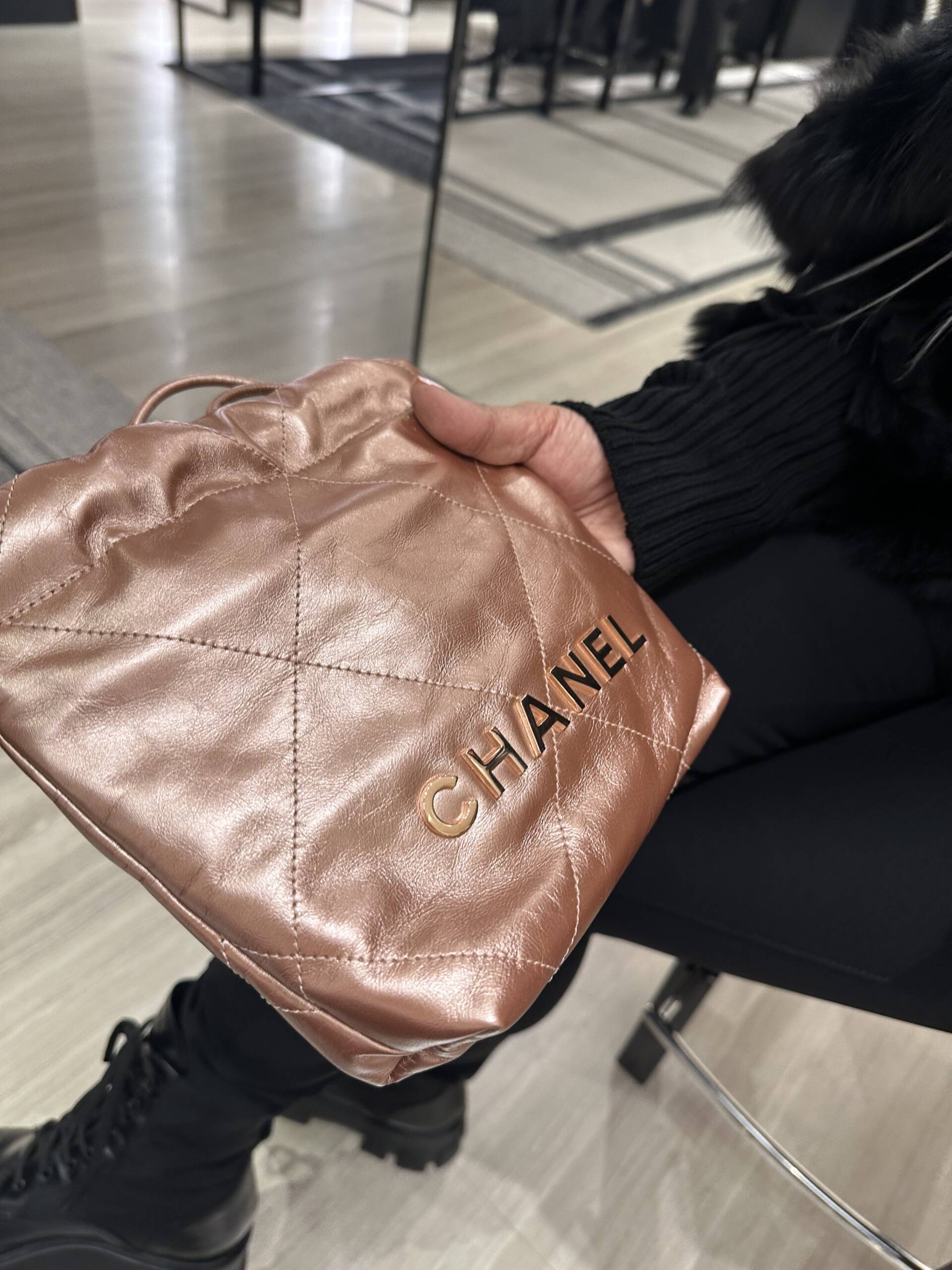 Túi Chanel 22 Small Handbag hồng coral gold da bê 34cm best quality