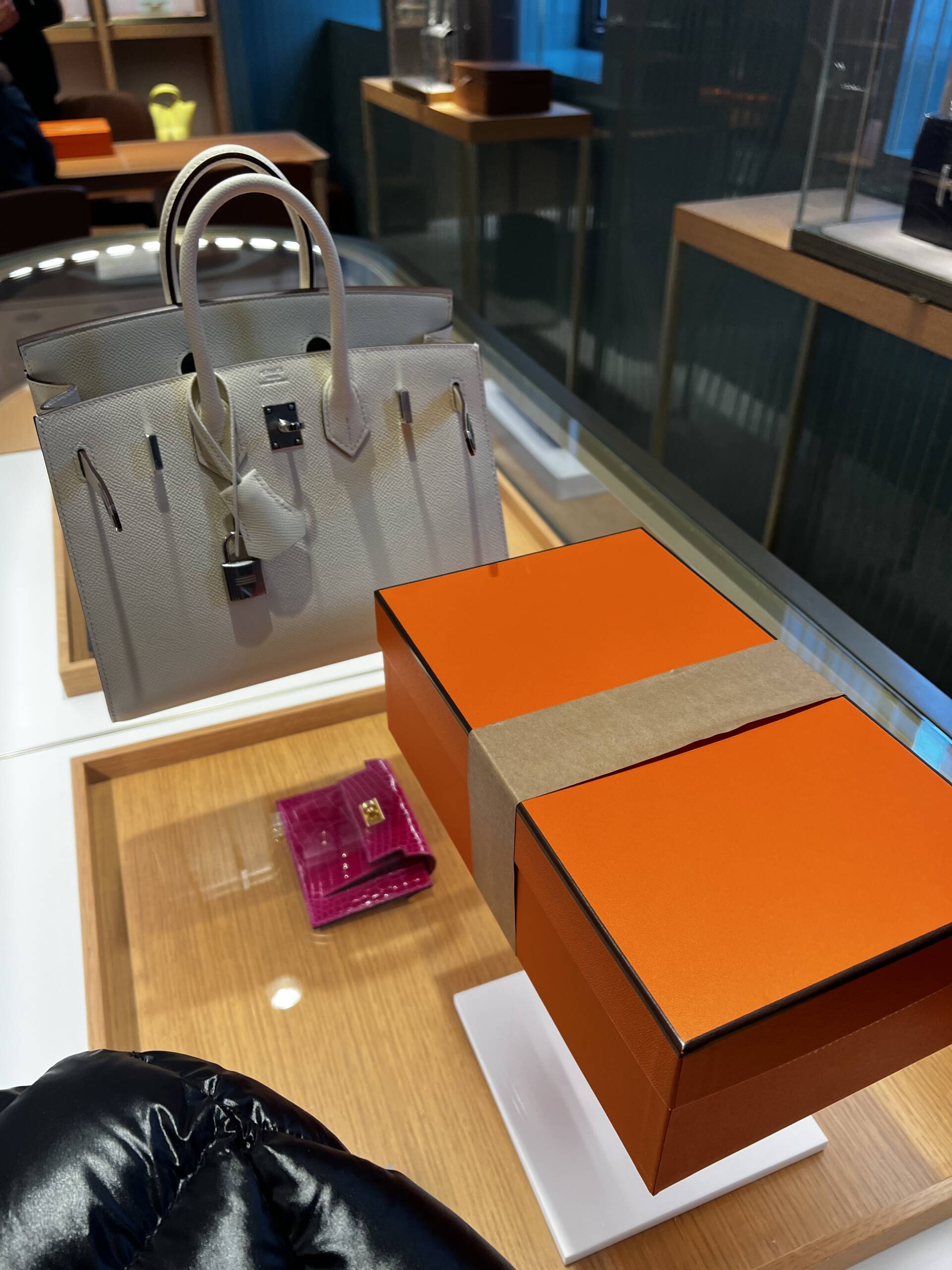 Hermes Kelly 28 Review + What Fits Inside 