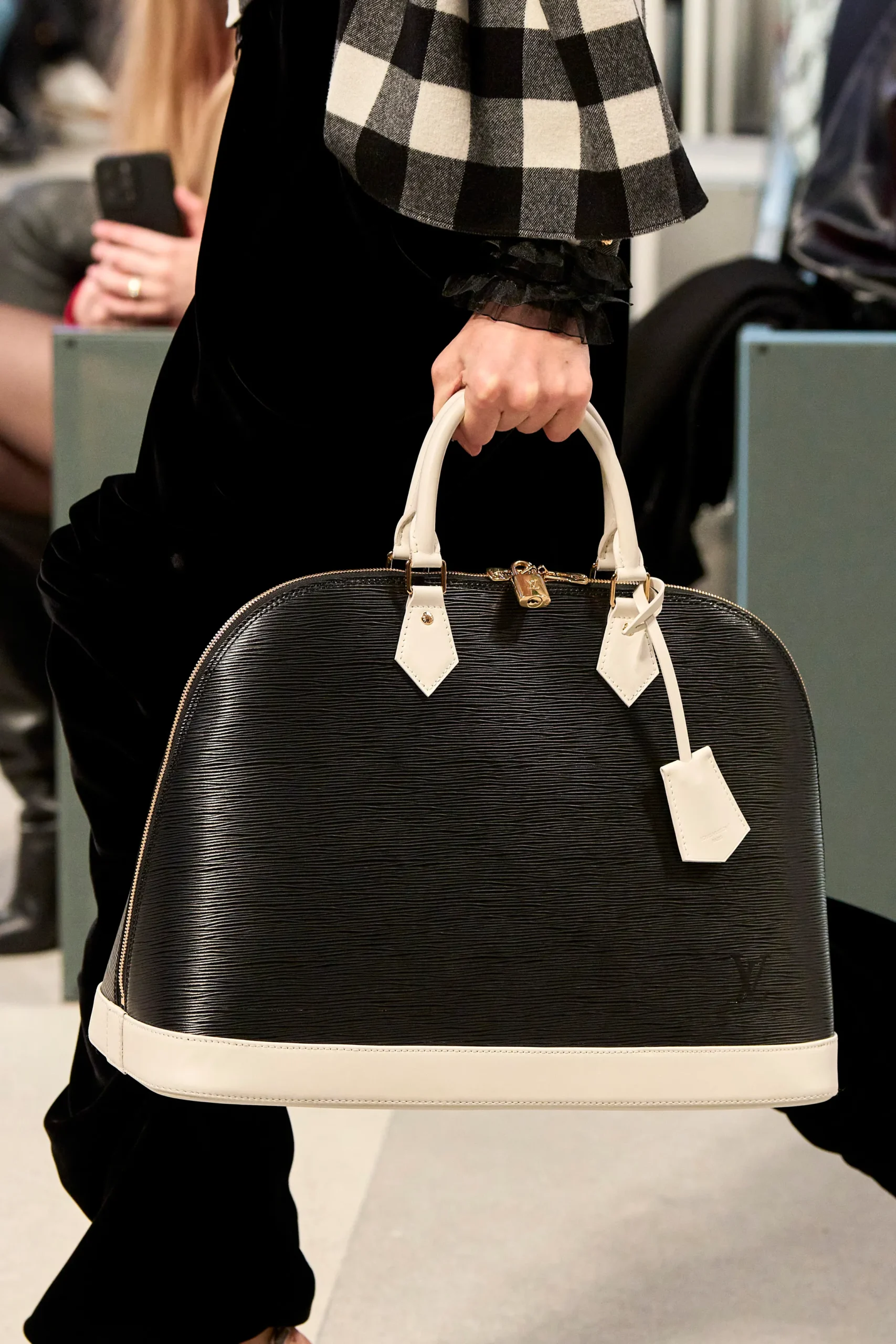 louis vuitton fall-winter 2025 black white epi alma