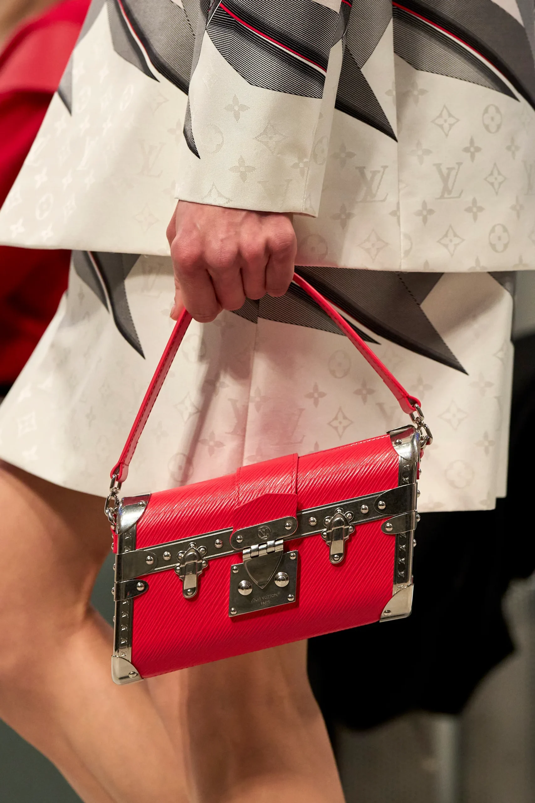 louis vuitton fall-winter 2025 petite malle slim clutch